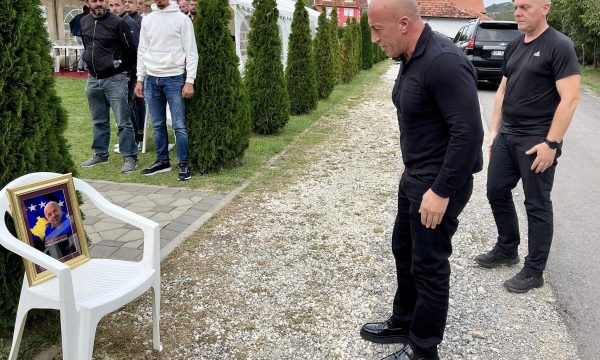 Haradinaj viziton familjen e policit të vrarë: Afrimi është dëshmor dhe heroi i Kosovës
