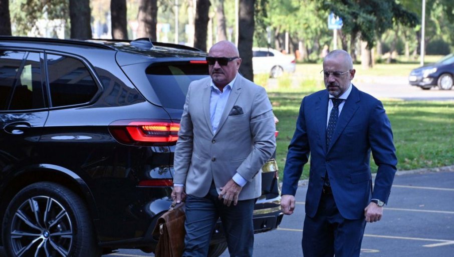 Milan Radojçiq shfaqet në publik me avokatin e tij, shkon në Ministrinë e Brendshme të jap deklaratë për sulmin në Banjskë