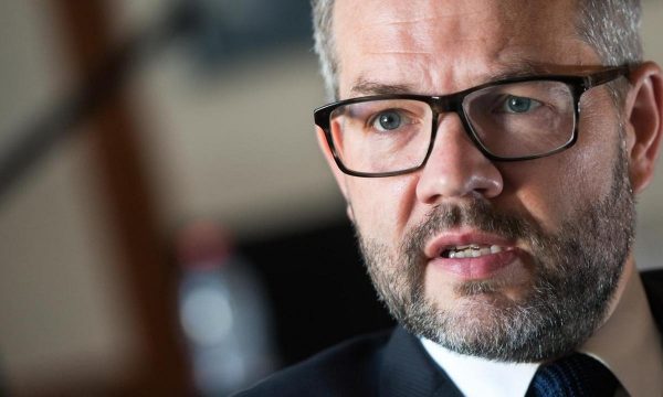 Ushtria serbe afër kufirit të Kosovës, ish-ministri gjerman: Ku dreqin është BE-ja?