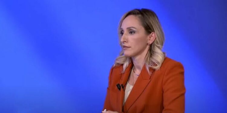 Deputetja e AAK-së për vendimin e MASHT-it: Skandali i radhës, disa prindër s’kanë as llogari bankare