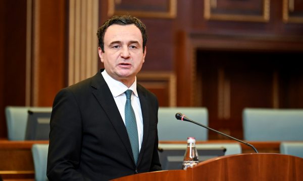 Kurti: Komunikatat e Zyrës së kryeministrit po lëshohen edhe në serbisht