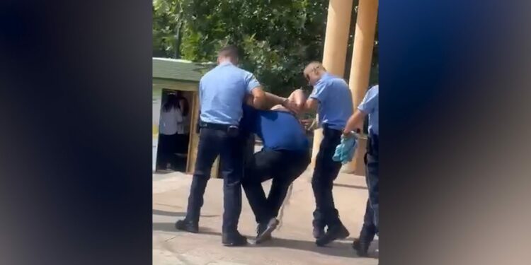 Pamje nga momenti kur hajnat vjedhin bankën në sheshin e Prishtinës, njëri kapet nga policia