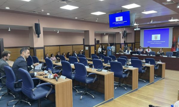 Kuvendi i Prishtinës pritet të marrë vendim për faljen e 100 eurove nga Tatimi në Pronë, bojkotohet nga VV-ja e AAK-ja