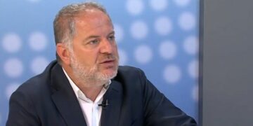Baton Haxhiu i kthen përgjigje Faton Pecit: LVV është lavatriçe politike ku pastrohen horrat e të gjitha regjimeve
