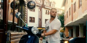 Enndo i këndon Biondinës, këtë gjë e tregon në klip