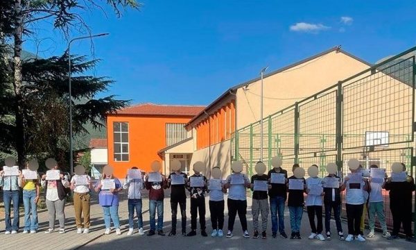 Një shkollë në Pejë po e bojkoton sot mësimin, kjo është arsyeja