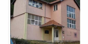Mbyllet kjo shkollë në Kosovë, mbetën më shumë mësimdhënës sesa nxënës