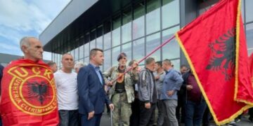 Protestuesit e OVL e UÇK-së hedhin telefonat në oborr të EULEX-it