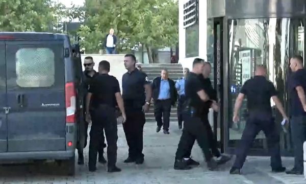 Dy terroristët serbë të arrestuar në Banjskë dërgohen në Gjykatë (Pamje)