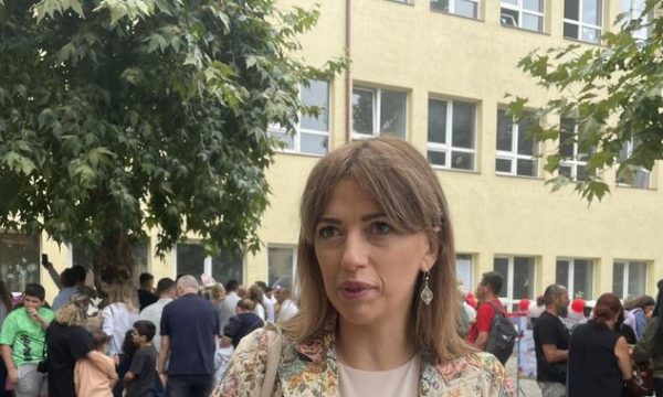 Ministrja e Drejtësisë e dërgon djalin në shkollë, tregon sa i kushtuan librat