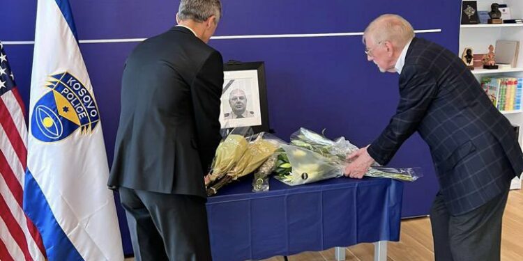 Shqiptarët nderojnë Afrim Bunjakun në Uashington, i pranishëm edhe William Walker e kreu i ushtrisë shqiptare