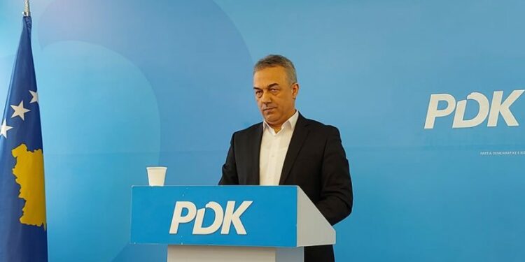Abdullahu për deklaratën e Osmanit: Degradim, para se t’i mbajë leksione Macronit, presidentja mos t’i lë qytetarët pa viza e me masa ndëshkuese