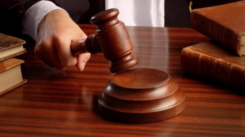 Vodhën këpucë në vlerë 150 euro, dënohen me 9 muaj burgim me kusht dhe 900 euro gjobë tre të akuzuarit