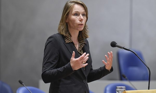 Kryediplomatja e Holandës: Tejet e shqetësuar për zhvillimet në veri të Kosovës