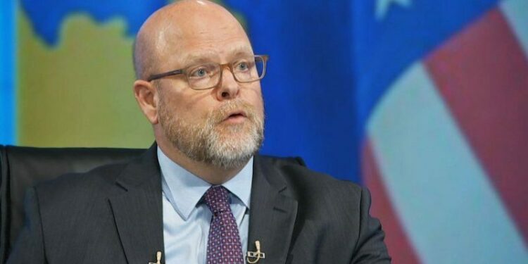 Hovenier pas mobilizimit ushtarak serb afër kufirit me Kosovën: Jemi të shqetësuar, bëjmë thirrje për de-eskalim të menjëhershëm