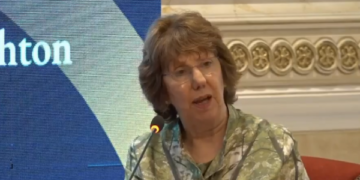 Ashton: S’kisha pse të kaloja orë të tëra për Serbinë e Kosovën, e bëra sepse besova – këtë po e bën edhe Borrell e Lajçak