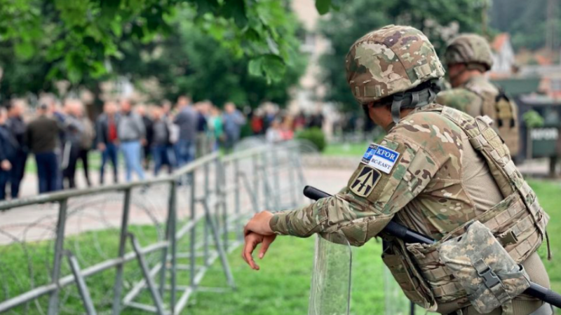 KFOR: Policia e Kosovës na njoftoi për arrestimin e tre serbëve vetëm një ditë më vonë