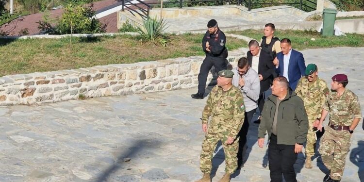 Drejtori i Policisë, Gazmend Hoxha, viziton vendngjarjen në Banjskë të Zveçanit
