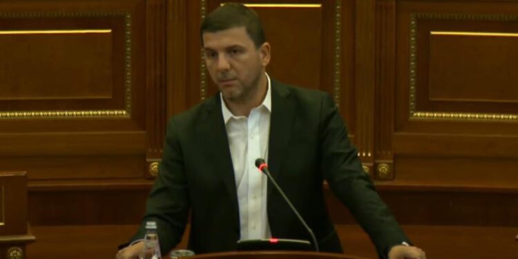 Krasniqi: E turpshme, për herë të parë pas shpalljes së pavarësisë qeveria i ka lënë nxënësit pa libra