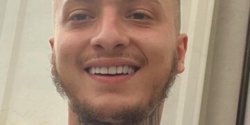 Pasi fillon faljen e namazit, Fero e ndërron emrin e tij