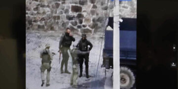 Të maskuar e të armatosur – Kurti publikon fotografitë e grupit kriminal që sulmuan policinë në veri