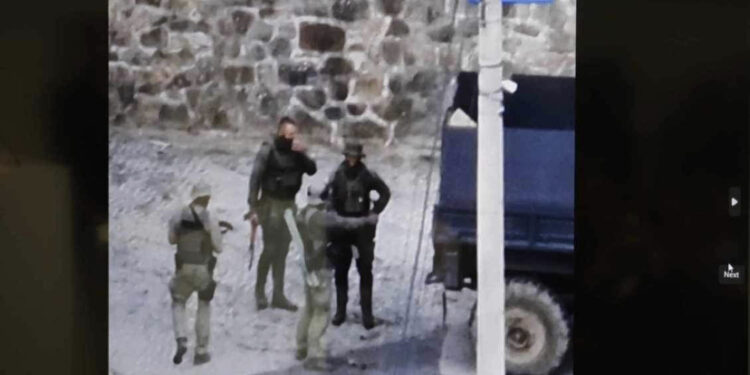 Të maskuar e të armatosur – Kurti publikon fotografitë e grupit kriminal që sulmuan policinë në veri
