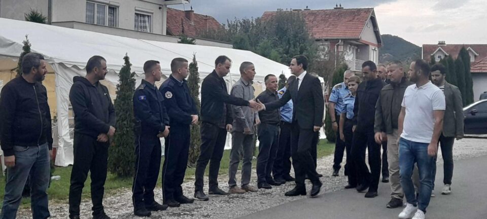 Kurti shkon për ngushëllime te familja e policit të vrarë