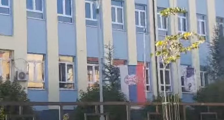 Institucionet paralele në Mitrovicë ulin flamurin serb në gjysmështizë