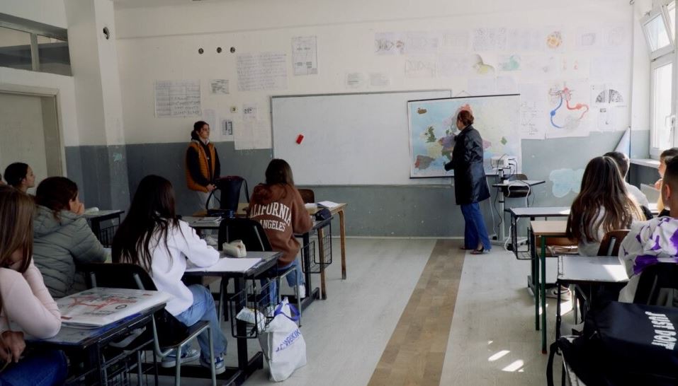 “Marrim shënime”: Gjimnazistët shqiptarë në Serbi pa libra në gjuhën amtare
