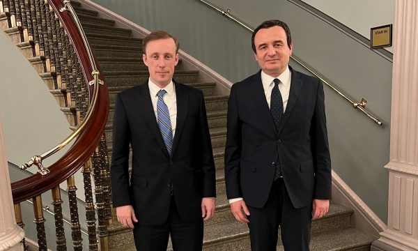 Kurti flet me Sullivan: Kemi nevojë për ndihmë më të madhe kundër planeve luftarake të Serbisë