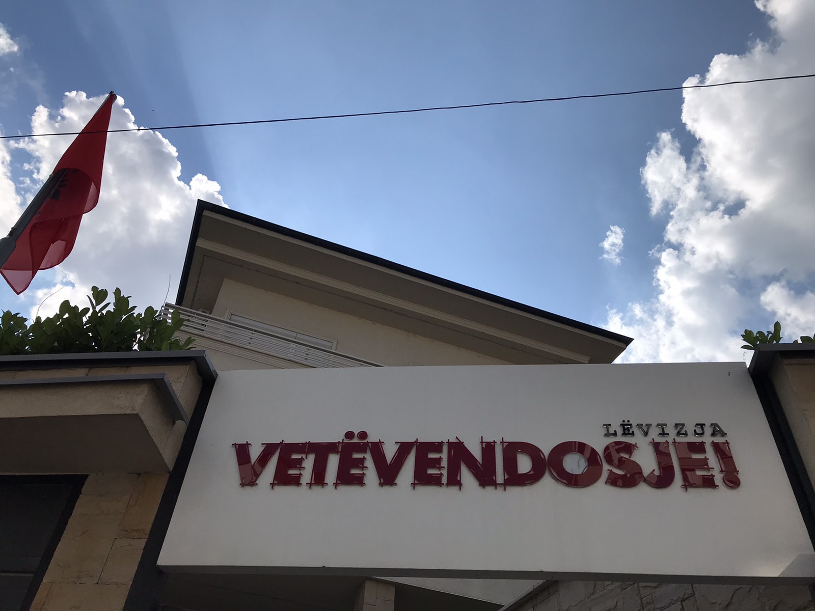 Vetëvendosje shkëput një citat të Konjufcës: Serbia duhet të pajtohet që kur kalon kufirin në Merdare është në një shtet tjetër