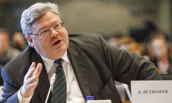 Politikani gjerman: Vuçiq po gënjen paturpësisht, po krijon mjedis për agresion kriminal kundër Kosovës