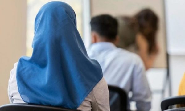Drejtori i Arsimit në Pejë për rastin e përjashtimit të nxënëses me mbulesë: Ligji ndalon bartjen e uniformës fetare në shkolla