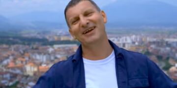 Kantutori Hysni Klinaku sot e ka publikuar këngën e tij  më të re me titull “Larg vendit”