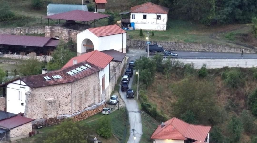 Policia gjen edhe një automjet i blinduar me kundërajror të grupit terrorist në rrethinën e Zveçanit