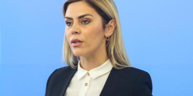 Deputetja e PDK-së i reagon Vjosa Osmanit: Vendimi i Qeverisë, dëmtoi mijëra familje për librat