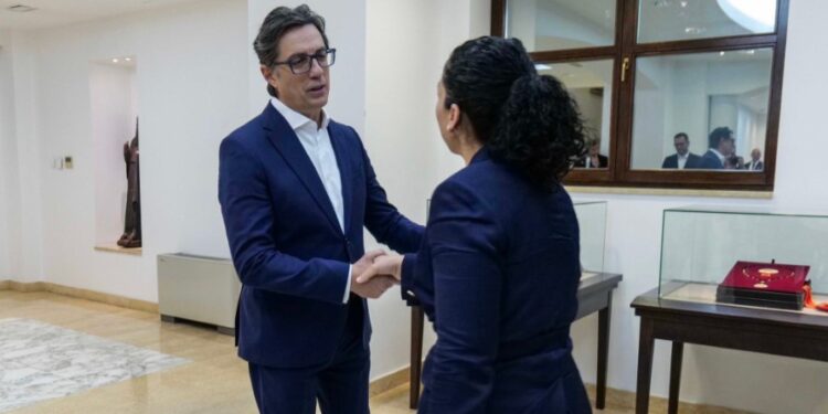 Presidentja Osmani pritet në Shkup nga presidenti i Maqedonisë, Pendarovski