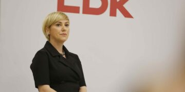 “Qeveri e paaftë”/ Halimi: Në vend se të flasim për digjitalizim të shkollave, prindërit duhet vrapuar nëpër librari për libra për fëmijët