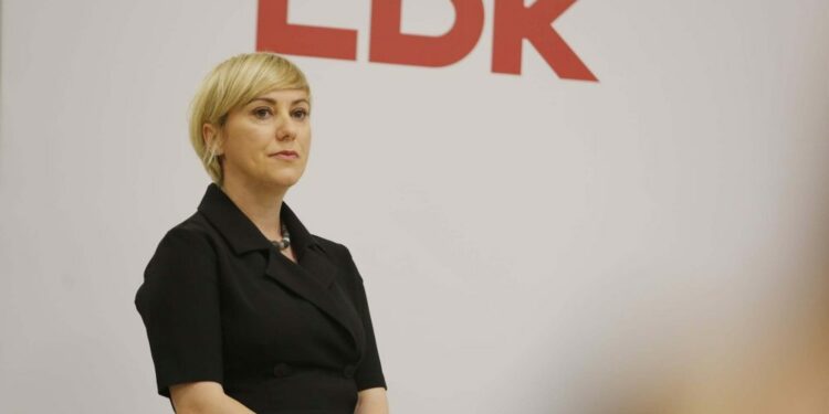 “Qeveri e paaftë”/ Halimi: Në vend se të flasim për digjitalizim të shkollave, prindërit duhet vrapuar nëpër librari për libra për fëmijët