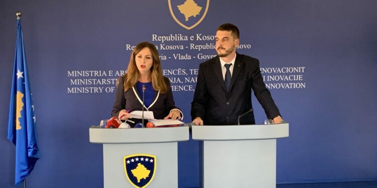 Zv/ministri i arsimit: Janë ndalur abuzimet, për 14 vite tekste shkollore i kanë kushtuar shtetit mbi 124 milionë