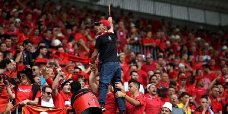 “Kush ka vdek për atdhe, nuk ka vdekur por ka le”, Tifozat Kuq e Zi reagojnë pas vrasjes së policit në Mitrovicën e Veriut