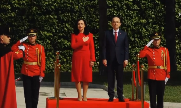 Vjosa Osmani pritet me ceremoni shtetërore nga Bajram Begaj