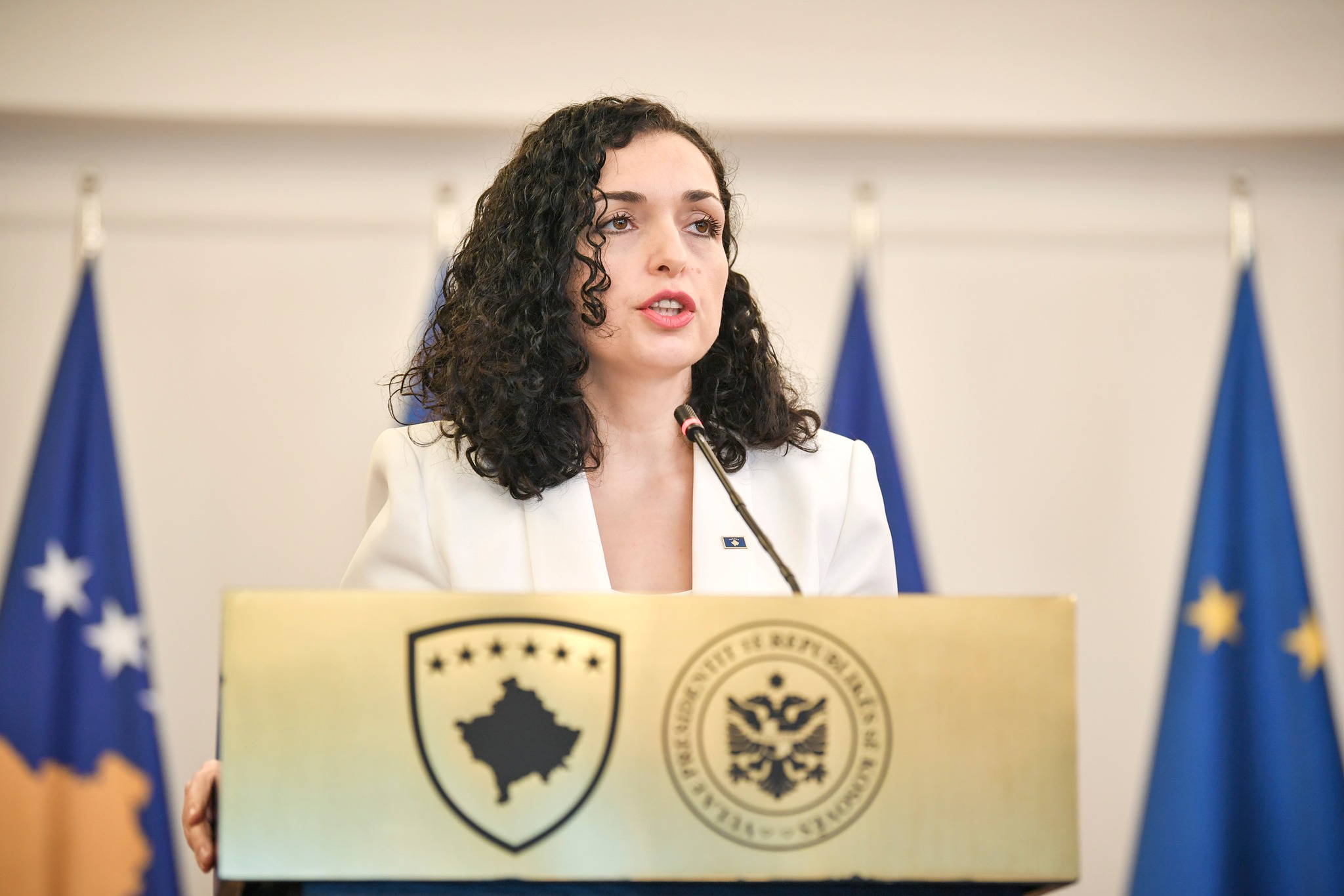Osmani mirëpret thirrjen e SHBA-së ndaj Serbisë për t’i tërheqë trupat ushtarake rrotull kufirit