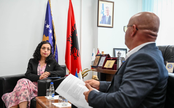 Fotografia e ish-presidentit Thaçi ende në zyrën e kryetarit të Rahovecit, aty dje e priti presidenten Osmani