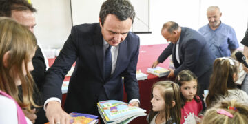 Kurti uron fillimin e vitit shkollorë, flet edhe për librat