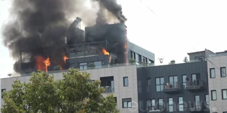 Zjarr i madh në një pallat në Tiranë (Pamje)