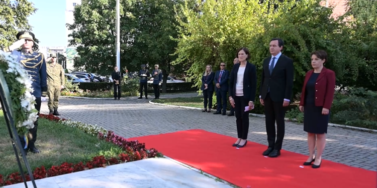 Kurti dhe Gërvalla bëjnë homazhe të pllaka përkujtimore e viktimave të 11 shtatorit