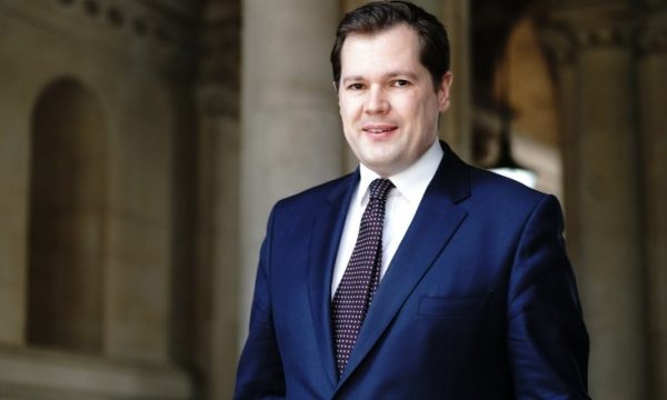 Ministri anglez: Ulet me 90% numri shqiptarëve që vijnë ilegalisht në Britani! Janë kthyer 12 600 emigrantë