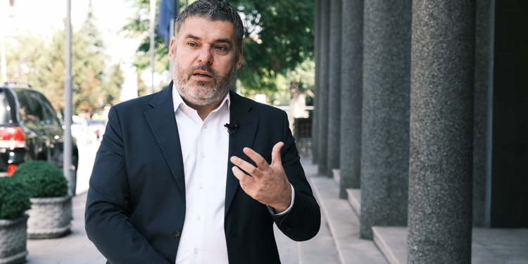 Zhdukja e opozitës/ Ardian Kastrati i reagon Kurtit: Foli sikur ish regjimi jugosllav e grupi enverist-stalinist i Tiranës, dy këshilltarët kryesore të tij