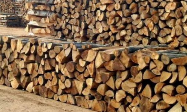 Qytetarët i shohin drutë si alternativë për ngrohje gjatë dimrit, kaq po shitet metri i tyre